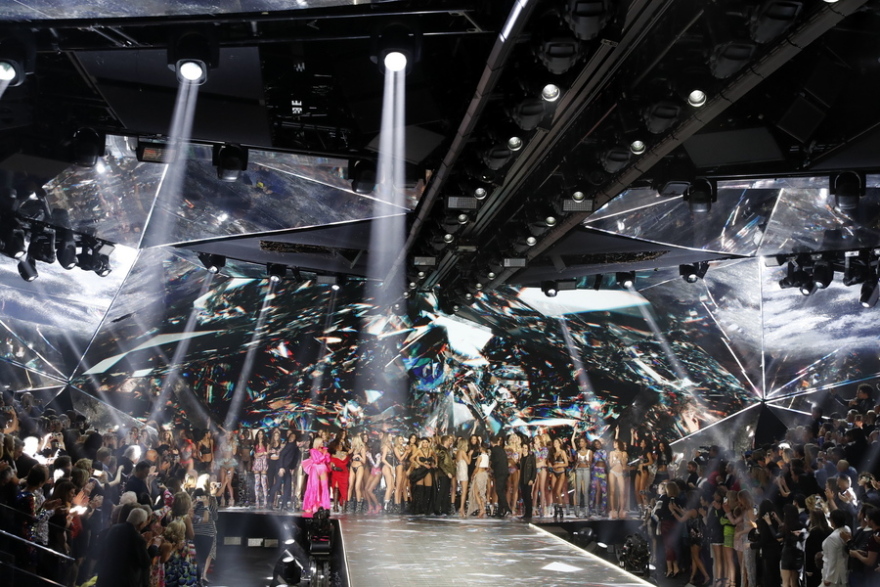 Angels and Demons: Ντοκιμαντέρ παρουσιάζει τα «βρώμικα» μυστικά της Victoria’s Secret και τη σχέση του ιδιοκτήτη με τον Τζέφρι Έπσταϊν