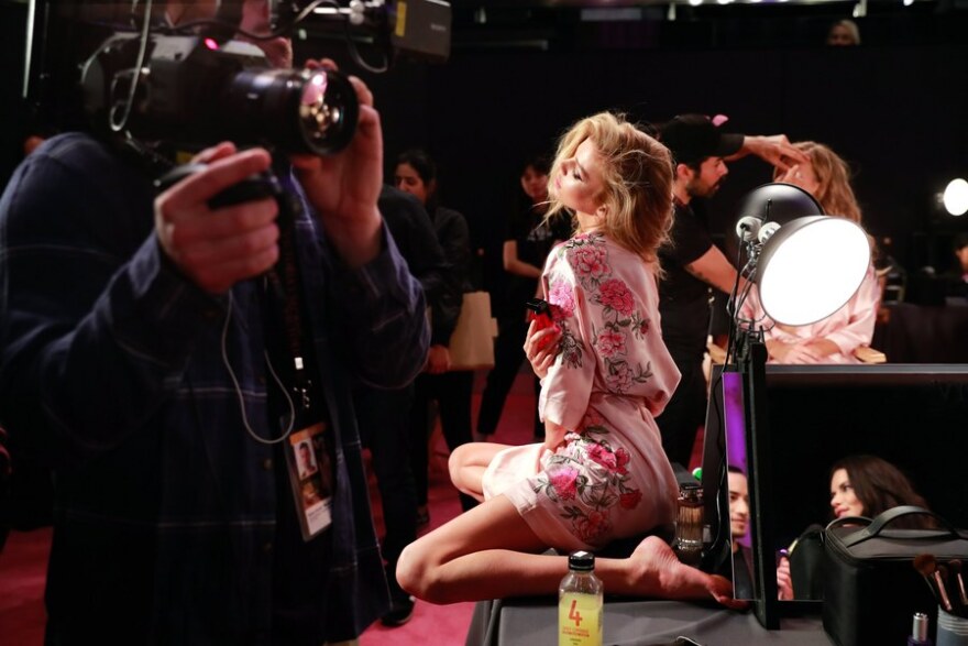 Angels and Demons: Ντοκιμαντέρ παρουσιάζει τα «βρώμικα» μυστικά της Victoria’s Secret και τη σχέση του ιδιοκτήτη με τον Τζέφρι Έπσταϊν