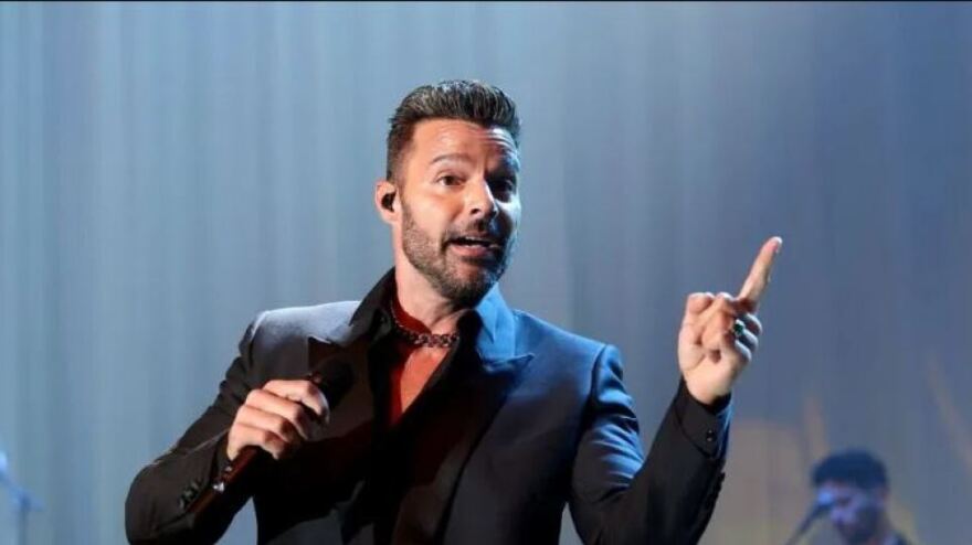 O Ρίκι Μάρτιν διαφημίζει το νέο του τραγούδι και δεν λέει λέξη για τις κατηγορίες για αιμομιξία