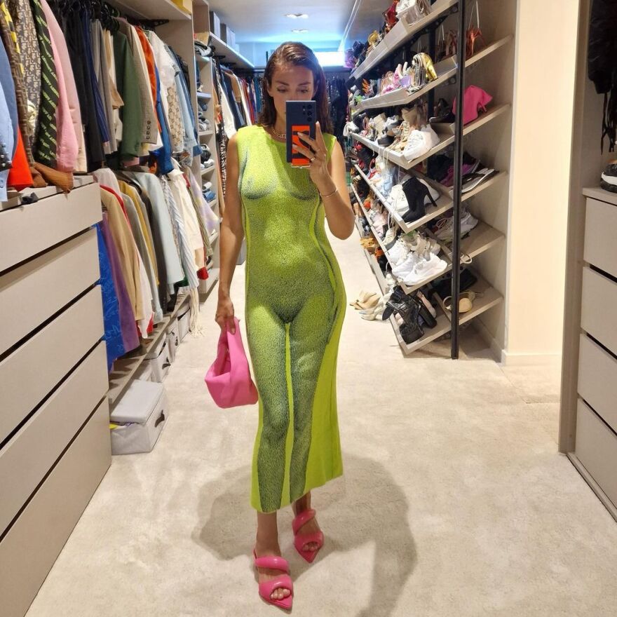 Ελένη Φουρέιρα: Φωτογραφίζεται μπροστά στον καθρέφτη με το «γυμνό» της φόρεμα