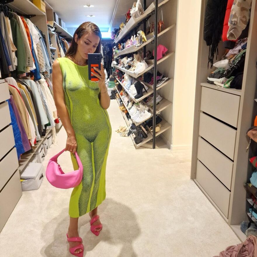 Ελένη Φουρέιρα: Φωτογραφίζεται μπροστά στον καθρέφτη με το «γυμνό» της φόρεμα