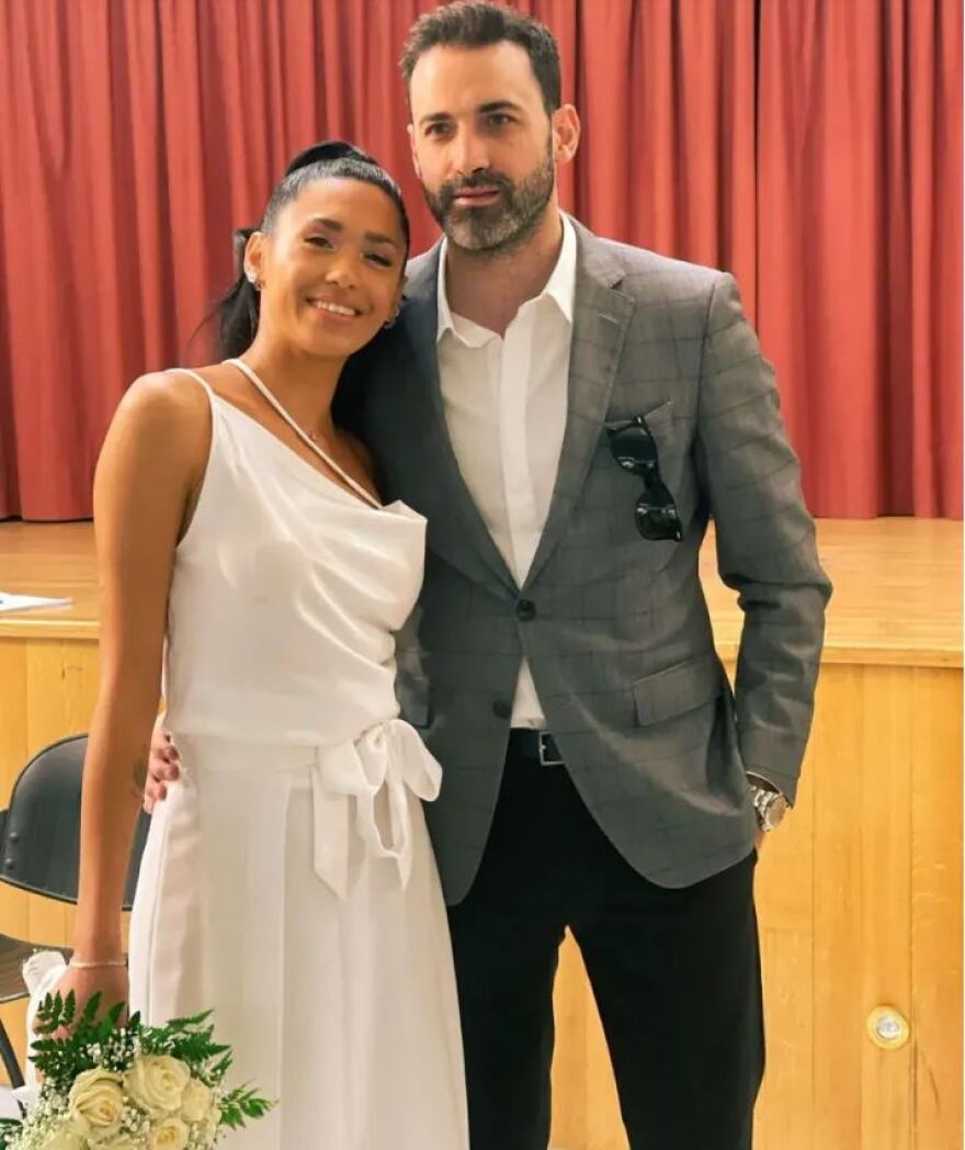 Βίντεο: Ο Κωνσταντίνος Αργυρός τραγούδησε στον γάμο του αδερφού του