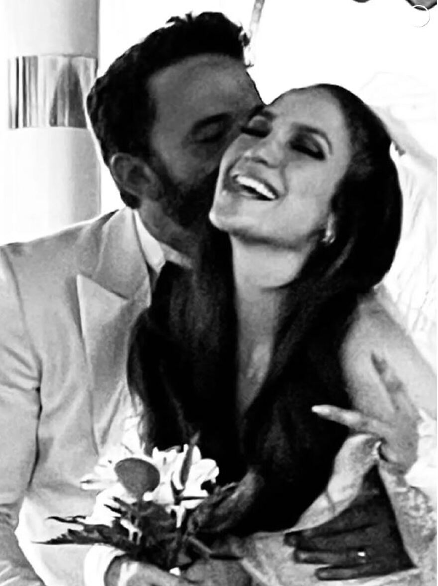 Τζένιφερ Λόπεζ: Επιβεβαιώνει τον γάμο της με τον Μπεν Άφλεκ με φωτογραφίες