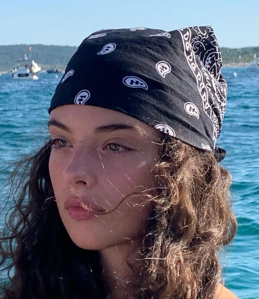 Ντεβά Κασέλ: Η κόρη της Μόνικα Μπελούτσι στην Πάρο 