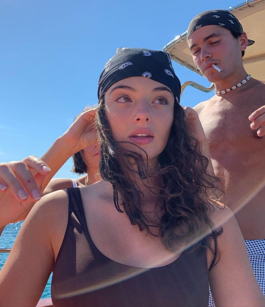 Ντεβά Κασέλ: Η κόρη της Μόνικα Μπελούτσι στην Πάρο 