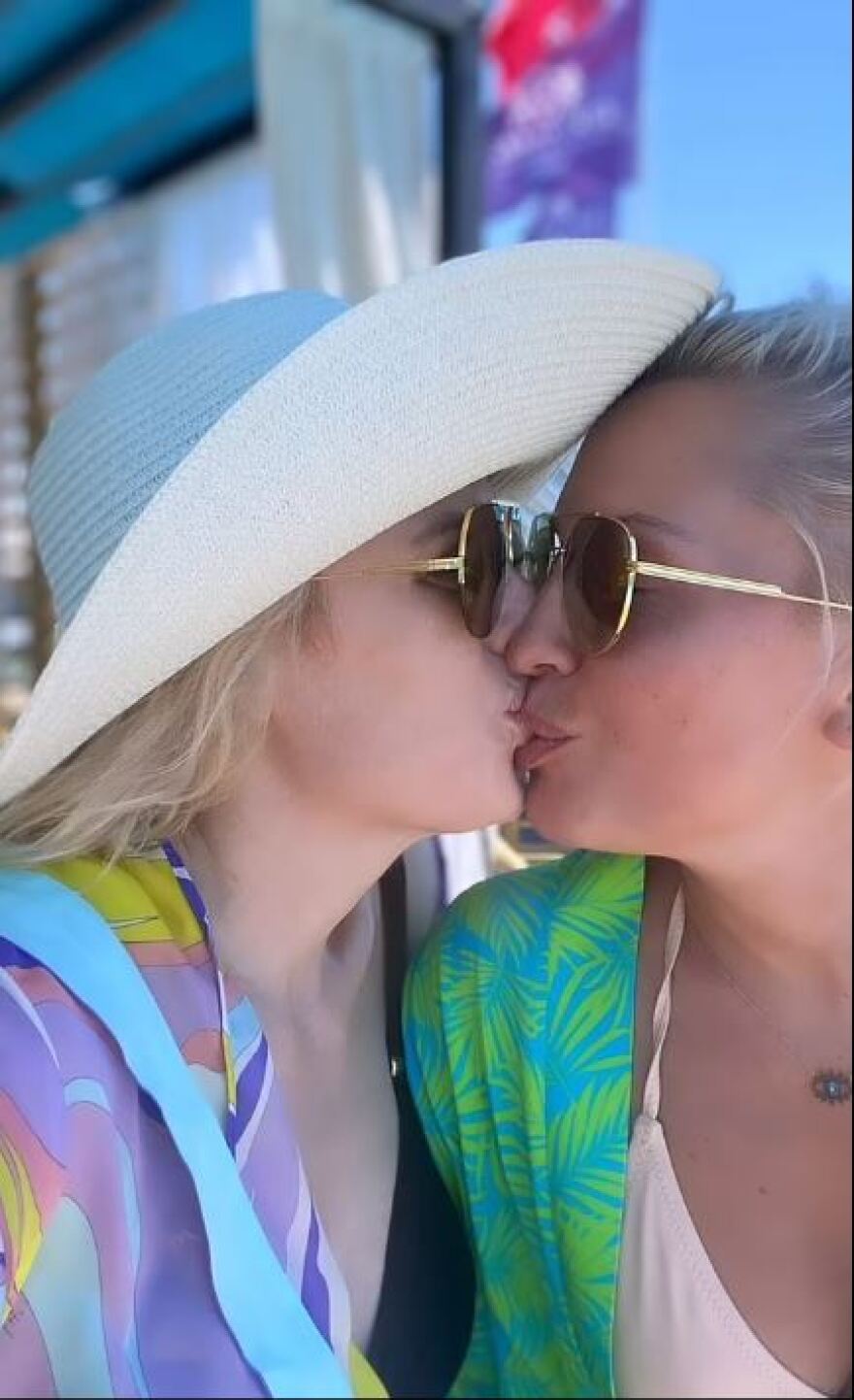 Ρέμπελ Γουίλσον: Το τρυφερό φιλί στο στόμα με τη σύντροφό της - Δείτε φωτογραφία