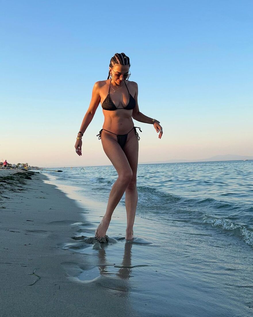 Η Μαρία Σολωμού με μαλλιά ράστα και μικροσκοπικό μπικίνι - Φωτογραφίες