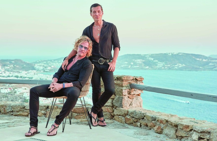 Ευάγγελος Μπούσης και Πίτερ Ντούντας: Η κοσµική βάφτιση που έκανε µαλλιά κουβάρια Εκκλησία και social media