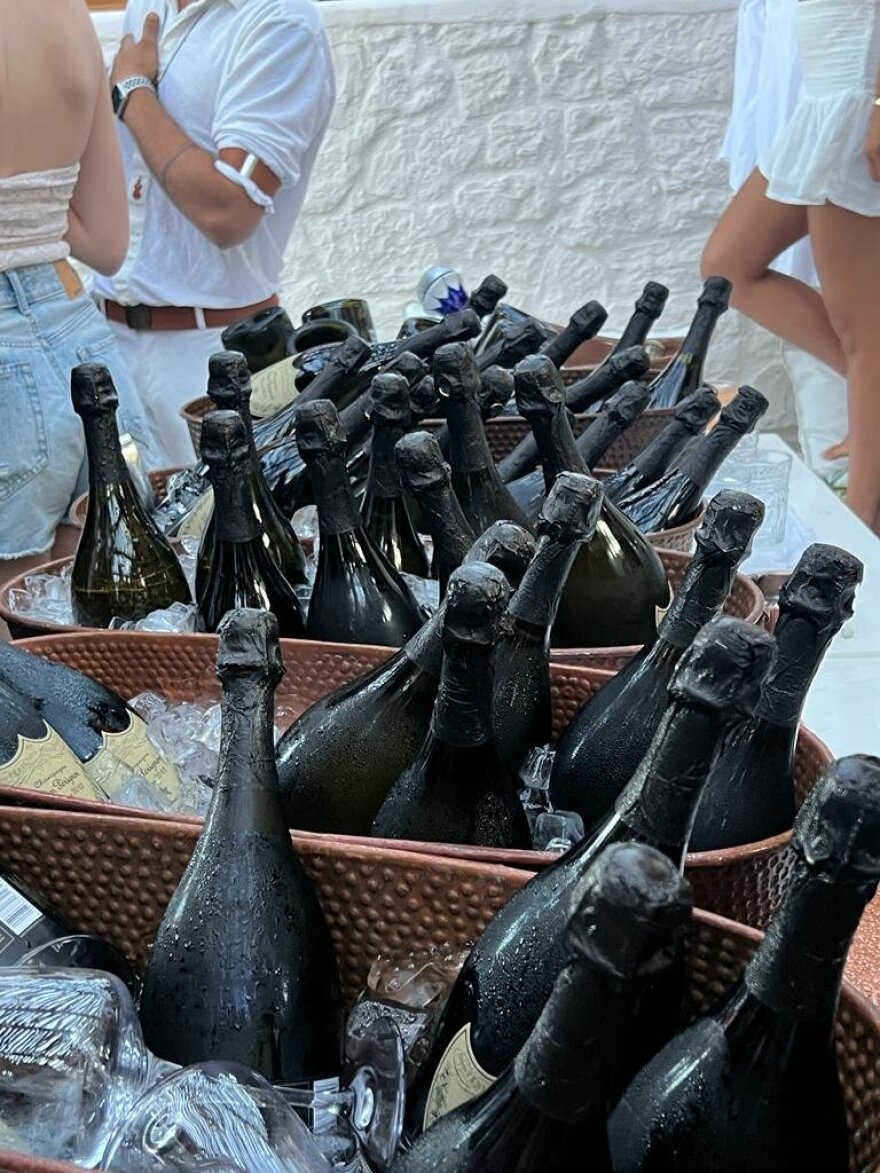 Μύκονος: Μεγιστάνας του real estate στο Ντουμπάι ξόδεψε 100.000 ευρώ σε σαμπάνιες Dom Perignon