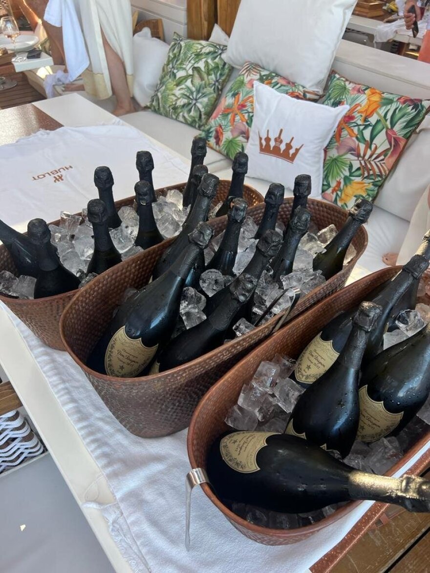 Μύκονος: Μεγιστάνας του real estate στο Ντουμπάι ξόδεψε 100.000 ευρώ σε σαμπάνιες Dom Perignon