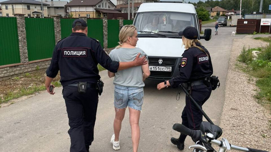 Μαρίνα Οβσιανίκοβα: «Είμαι στο σπίτι μου, όλα είναι εντάξει» είπε η Ρωσία δημοσιογράφος που αφέθηκε ελεύθερη