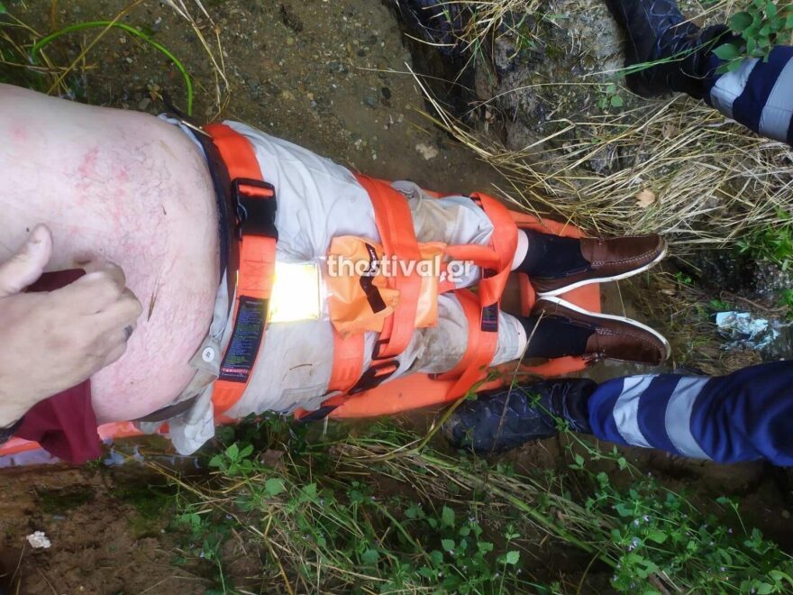 Θεσσαλονίκη: Επιχείρηση διάσωσης 62χρονου που έπεσε σε ρέμα από ύψος 10 μέτρων - Δείτε φωτογραφίες