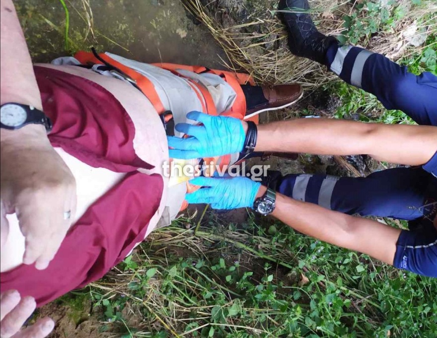 Θεσσαλονίκη: Επιχείρηση διάσωσης 62χρονου που έπεσε σε ρέμα από ύψος 10 μέτρων - Δείτε φωτογραφίες