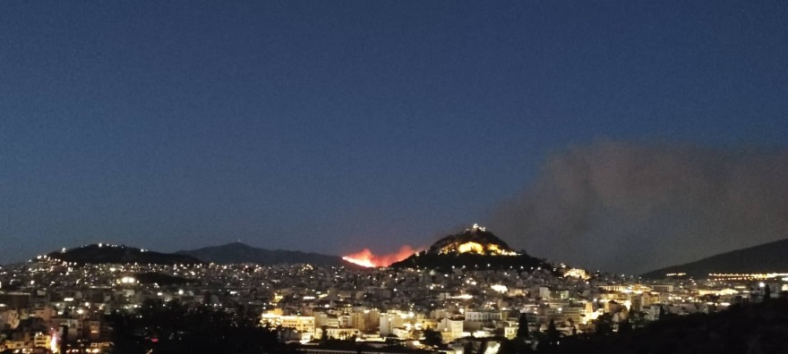 Εικόνες αποκάλυψης: Η Πεντέλη στις φλόγες πίσω από Ακρόπολη και Λυκαβηττό