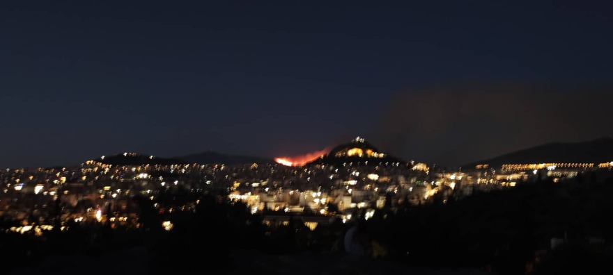 Εικόνες αποκάλυψης: Η Πεντέλη στις φλόγες πίσω από Ακρόπολη και Λυκαβηττό