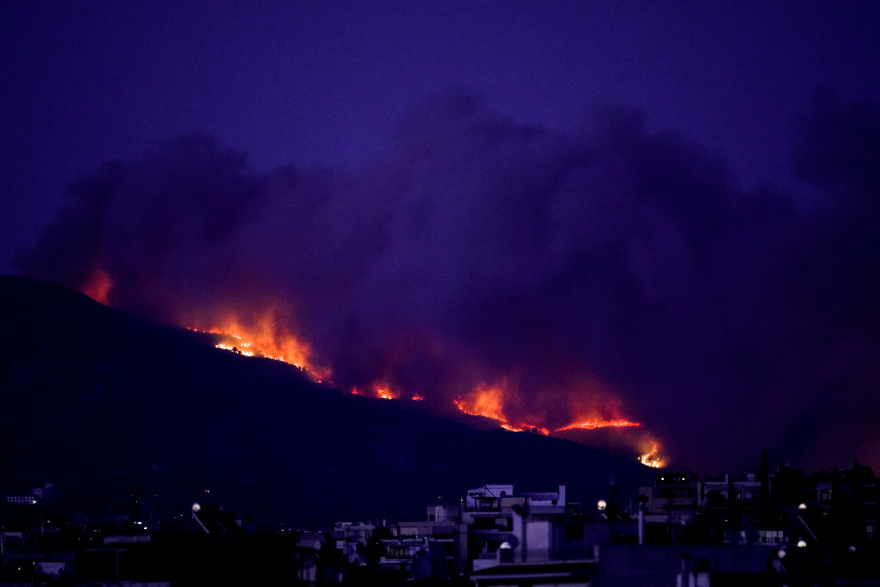 Φωτιά στην Πεντέλη: Νύχτα αγωνίας - Μήνυμα από το 112 για εκκένωση από Πεντέλη προς Βριλήσσια