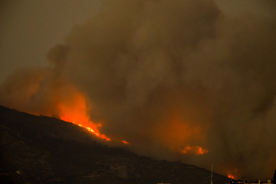 Φωτιά στην Πεντέλη: Νύχτα αγωνίας - Μήνυμα από το 112 για εκκένωση από Πεντέλη προς Βριλήσσια