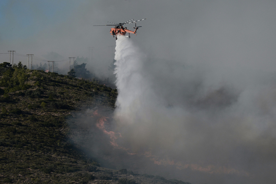 Φωτιά στην Πεντέλη - Το Ντράφι στις φλόγες - Η πυρκαγιά πλησίασε τον οικισμό Καλλιθέα