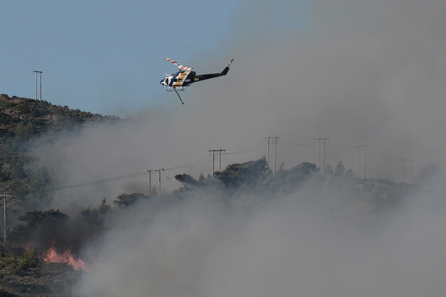 Φωτιά στην Πεντέλη - Το Ντράφι στις φλόγες - Η πυρκαγιά πλησίασε τον οικισμό Καλλιθέα