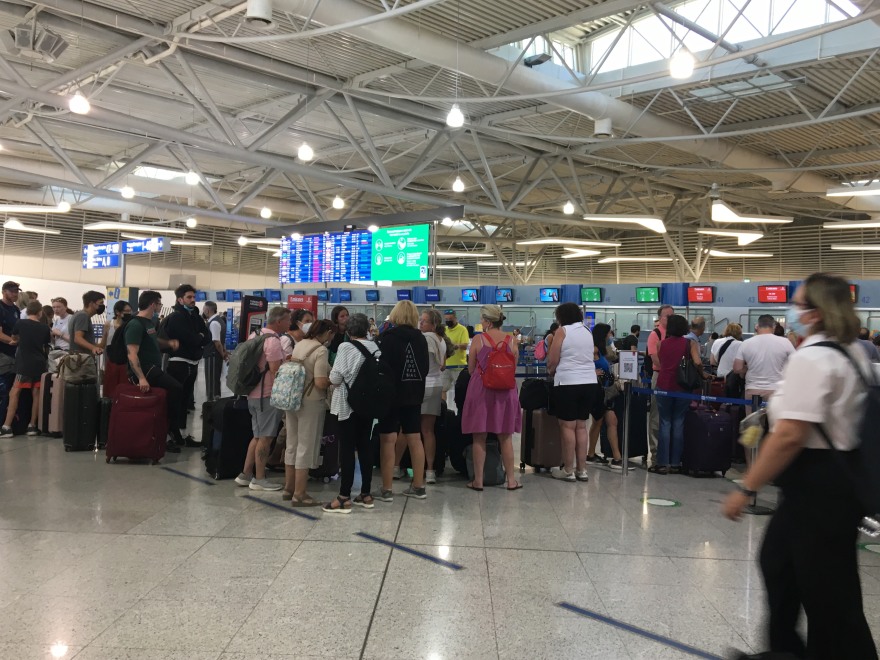 Μεγάλες ουρές και αναμονή στο «Ελευθέριος Βενιζέλος» - Δείτε φωτογραφίες