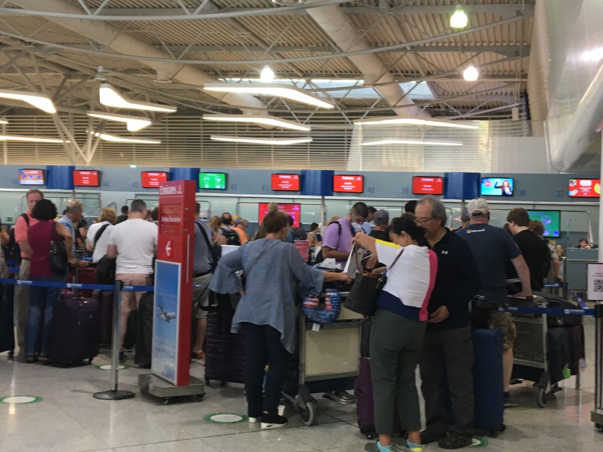 Μεγάλες ουρές και αναμονή στο «Ελευθέριος Βενιζέλος» - Δείτε φωτογραφίες