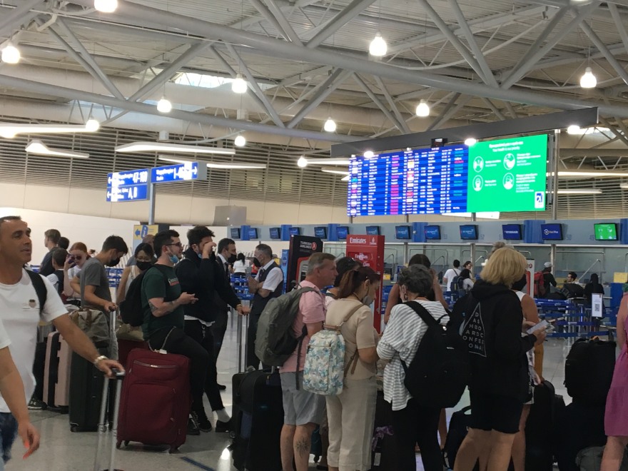 Μεγάλες ουρές και αναμονή στο «Ελευθέριος Βενιζέλος» - Δείτε φωτογραφίες