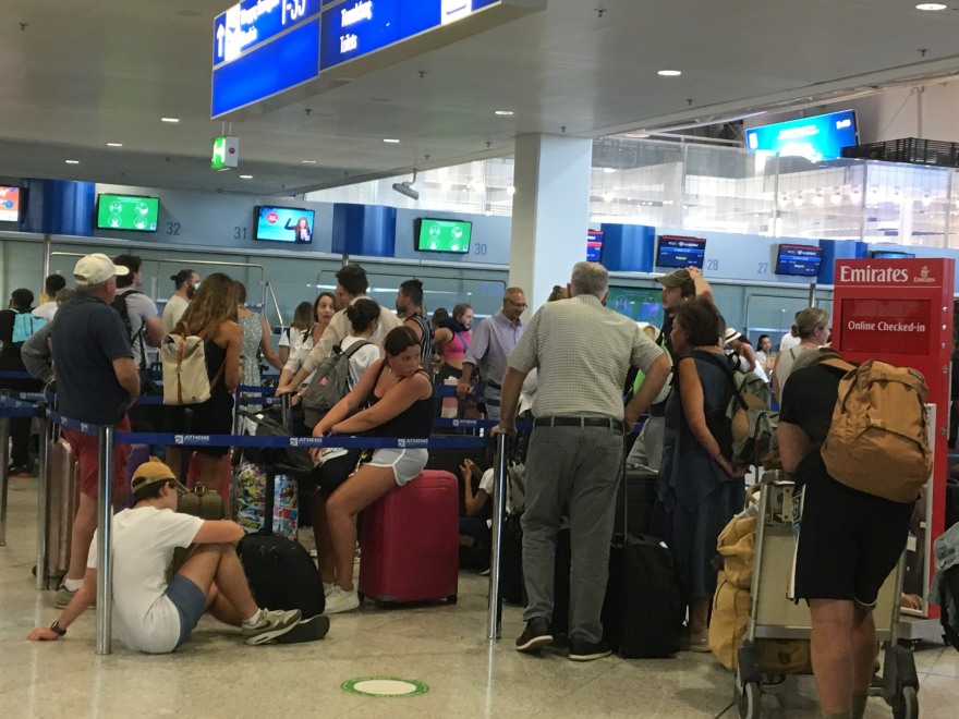Μεγάλες ουρές και αναμονή στο «Ελευθέριος Βενιζέλος» - Δείτε φωτογραφίες