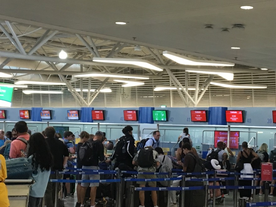 Μεγάλες ουρές και αναμονή στο «Ελευθέριος Βενιζέλος» - Δείτε φωτογραφίες