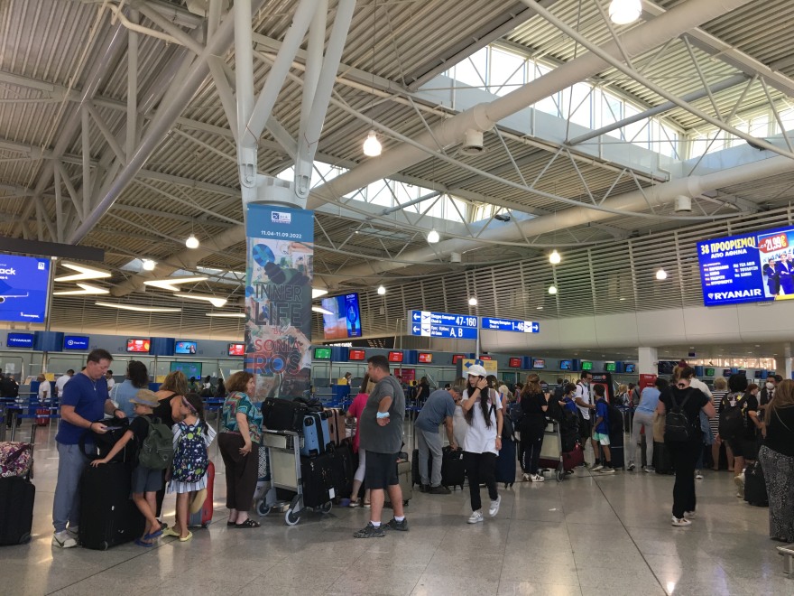 Μεγάλες ουρές και αναμονή στο «Ελευθέριος Βενιζέλος» - Δείτε φωτογραφίες