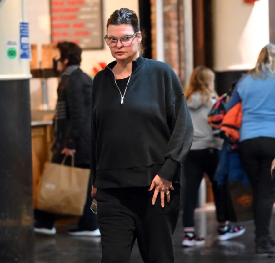 Λίντα Εβαντζέλιστα: Επιστρέφει στις πασαρέλες μετά την παραμόρφωση από τις πλαστικές