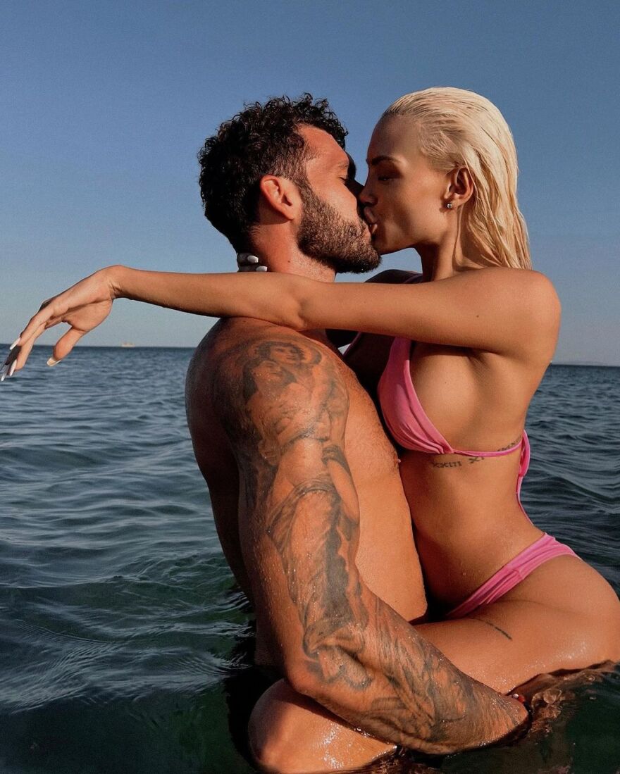 Αλεξάνδρα Παναγιώταρου - Στάθης Σχίζας: Τα παθιασμένα φιλιά μέσα στη θάλασσα