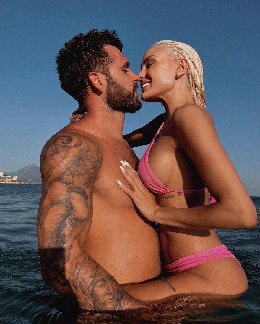 Αλεξάνδρα Παναγιώταρου - Στάθης Σχίζας: Τα παθιασμένα φιλιά μέσα στη θάλασσα