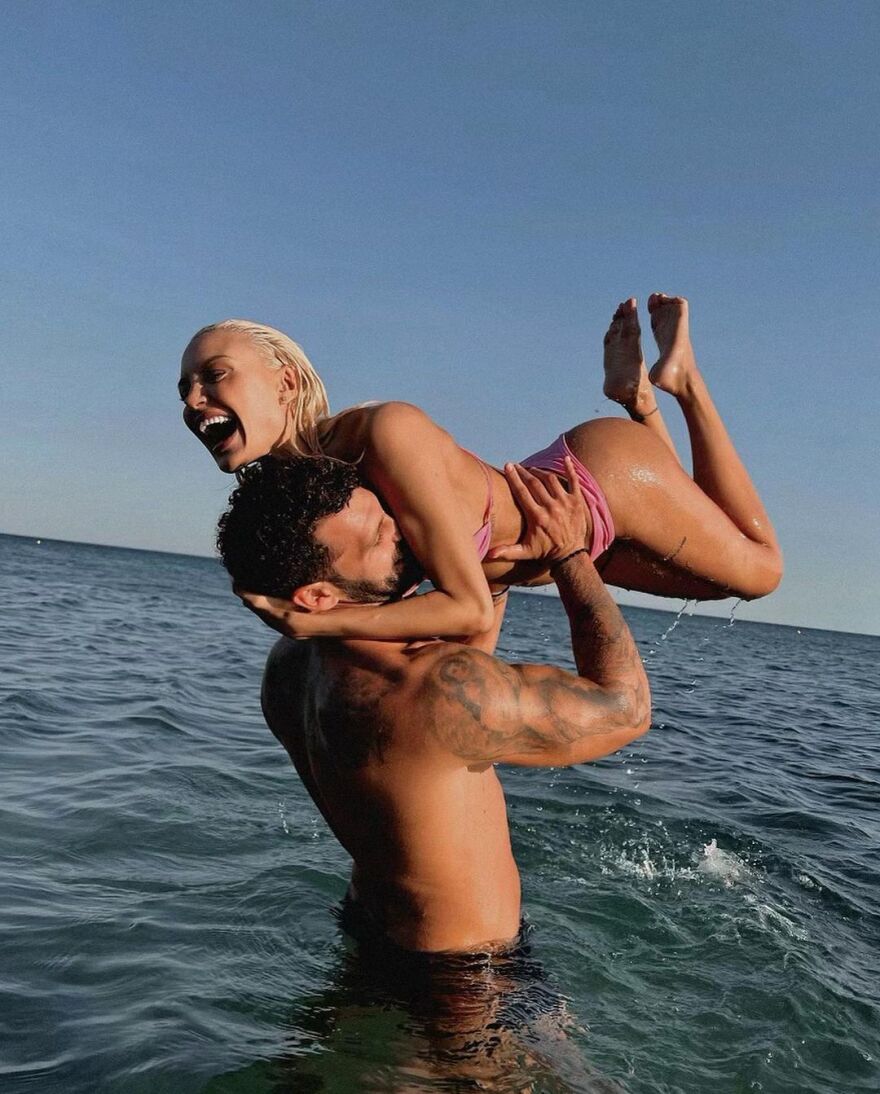 Αλεξάνδρα Παναγιώταρου - Στάθης Σχίζας: Τα παθιασμένα φιλιά μέσα στη θάλασσα