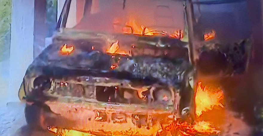 Δείτε live εικόνα: Φωτιά στην Πεντέλη - Οι φλόγες έφτασαν στα πρώτα σπίτια στο Ντράφι