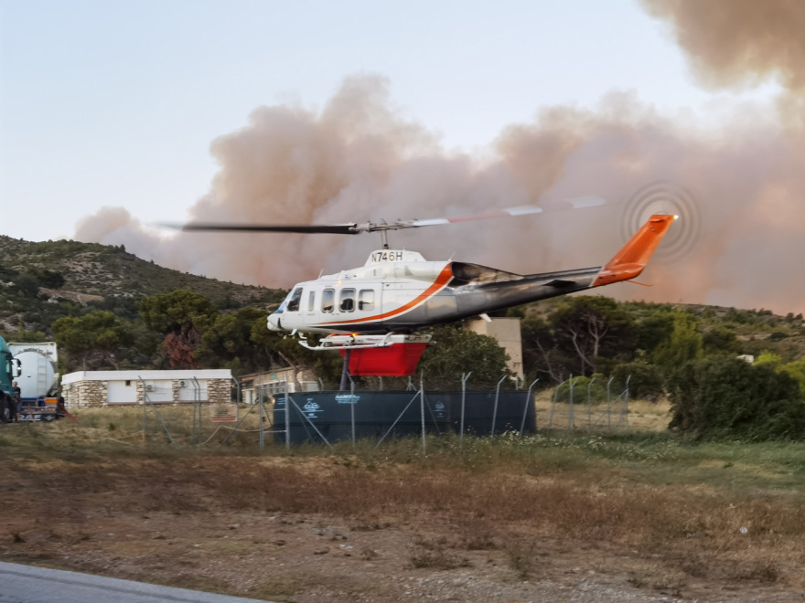 Φλέγεται η Πεντέλη: Εκκενώνονται Ανθούσα, Ντράφι, Διώνη και Δασαμάρι