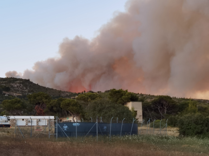 Φλέγεται η Πεντέλη: Εκκενώνονται Ανθούσα, Ντράφι, Διώνη και Δασαμάρι