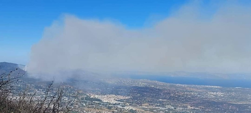 Δύο τα μέτωπα της μεγάλης φωτιάς στην Πεντέλη - Βγήκε 112 - Εκκένωση από Ντράφι