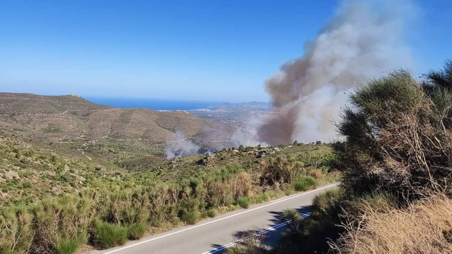 Δύο τα μέτωπα της μεγάλης φωτιάς στην Πεντέλη - Βγήκε 112 - Εκκένωση από Ντράφι