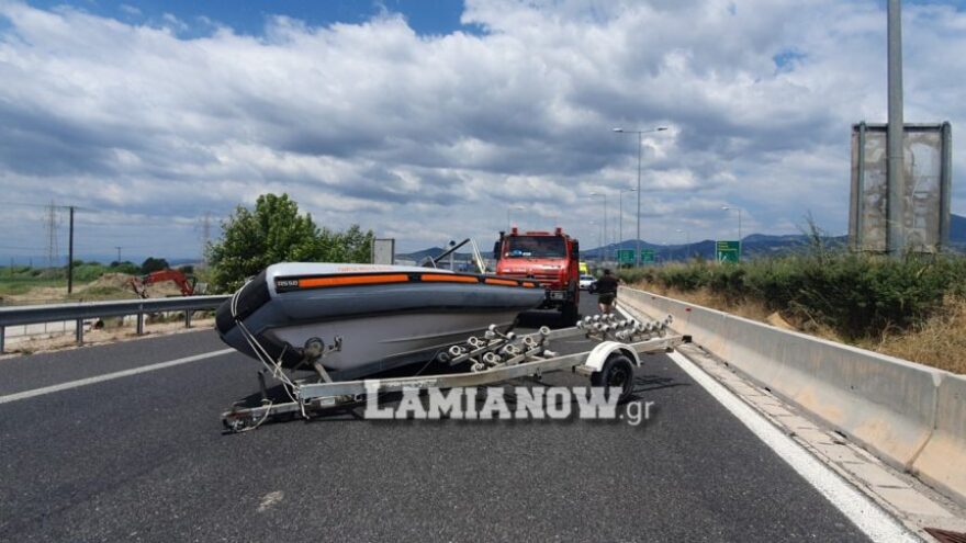 Τρέιλερ με φουσκωτό τούμπαρε στην  Εθνική οδό Λαμίας - Αθηνών