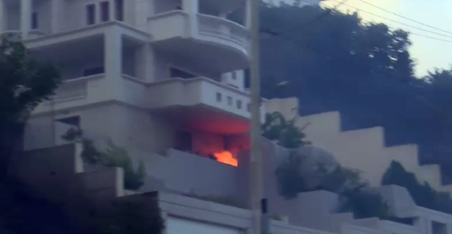 Δείτε live εικόνα: Φωτιά στην Πεντέλη - Οι φλόγες έφτασαν στα πρώτα σπίτια στο Ντράφι