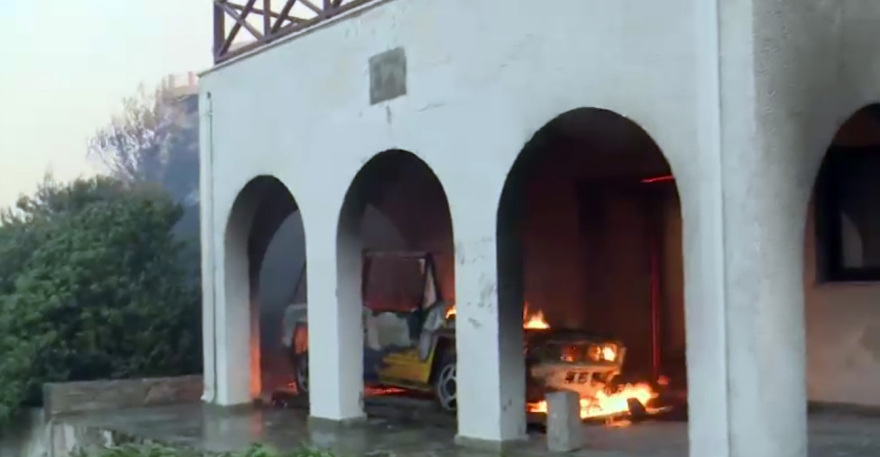 Δείτε live εικόνα: Φωτιά στην Πεντέλη - Οι φλόγες έφτασαν στα πρώτα σπίτια στο Ντράφι