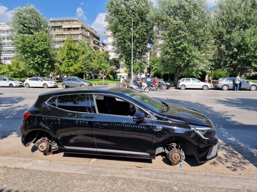 Θεσσαλονίκη: Έκλεψαν τις ρόδες αυτοκινήτου και το άφησαν να αιωρείται πάνω σε ξύλα! - (βίντεο και φωτογραφίες)