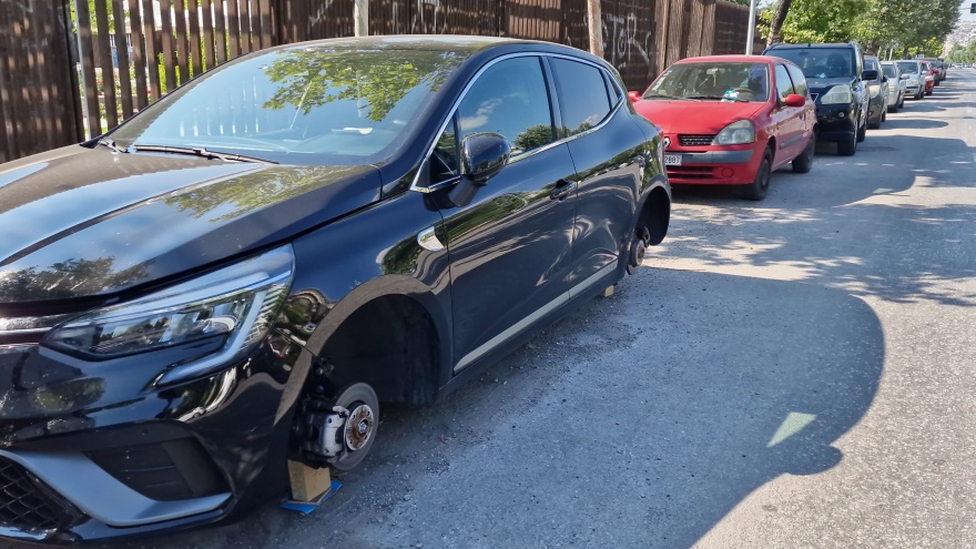 Θεσσαλονίκη: Έκλεψαν τις ρόδες αυτοκινήτου και το άφησαν να αιωρείται πάνω σε ξύλα! - (βίντεο και φωτογραφίες)