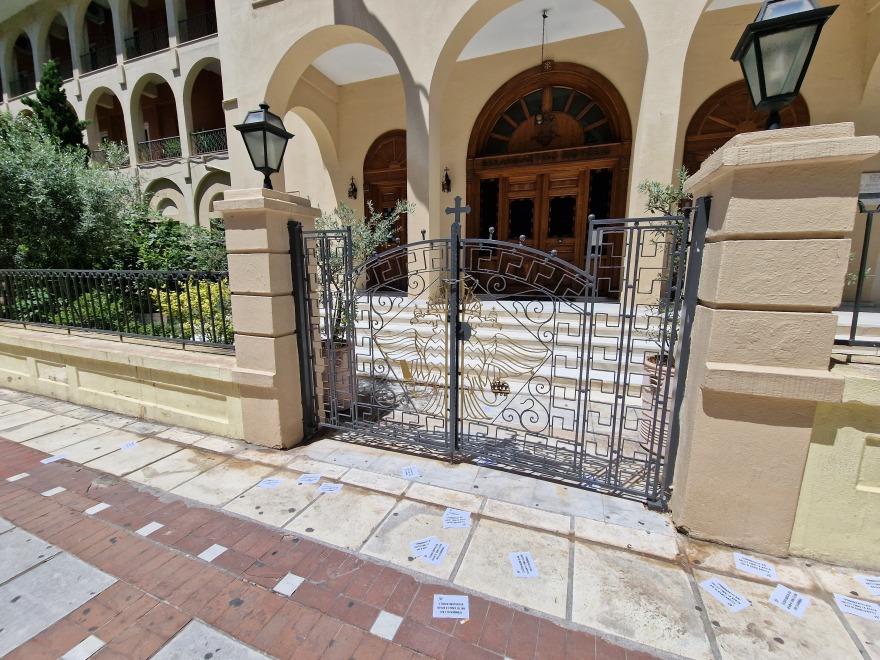 Θεσσαλονίκη: Αναρχικοί φώναξαν συνθήματα και πέταξαν τρικάκια έξω από την Μητρόπολη