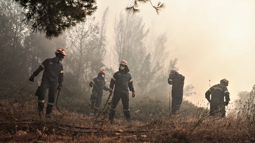 Φωτιά στην Πεντέλη: Οι υπεράνθρωπες μάχες των πυροσβεστών με τις φλόγες – Δείτε βίντεο και φωτογραφίες