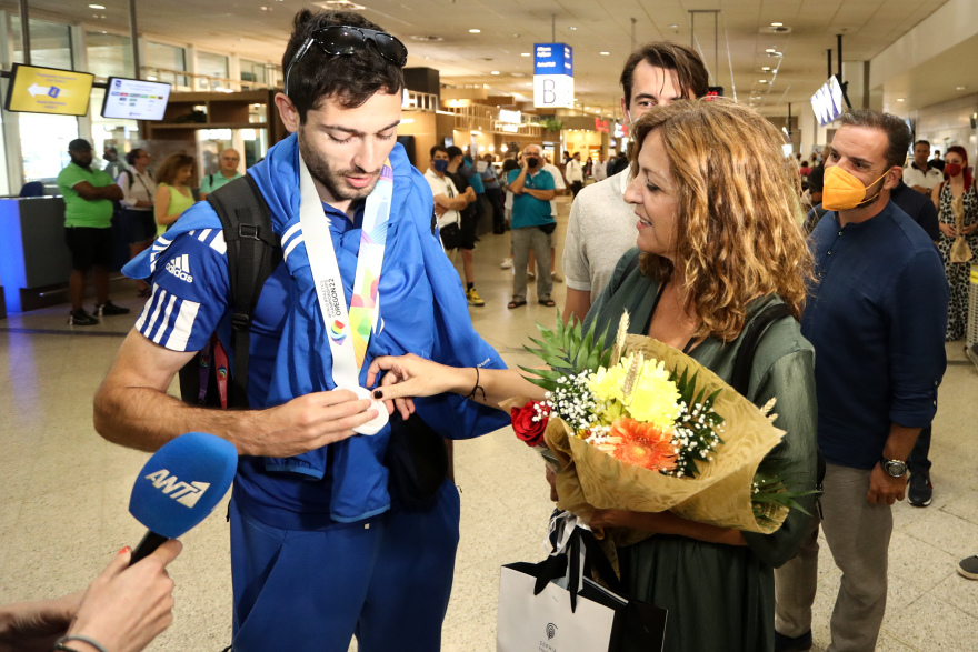 Τεντόγλου: Επέστρεψε στην Ελλάδα μετά τον θρίαμβο στο Παγκόσμιο 