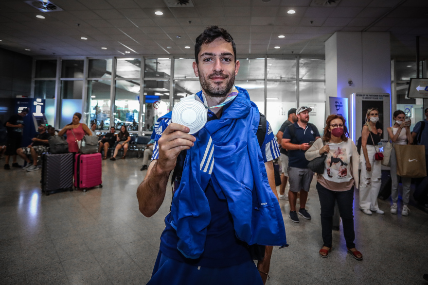 Τεντόγλου: Επέστρεψε στην Ελλάδα μετά τον θρίαμβο στο Παγκόσμιο 