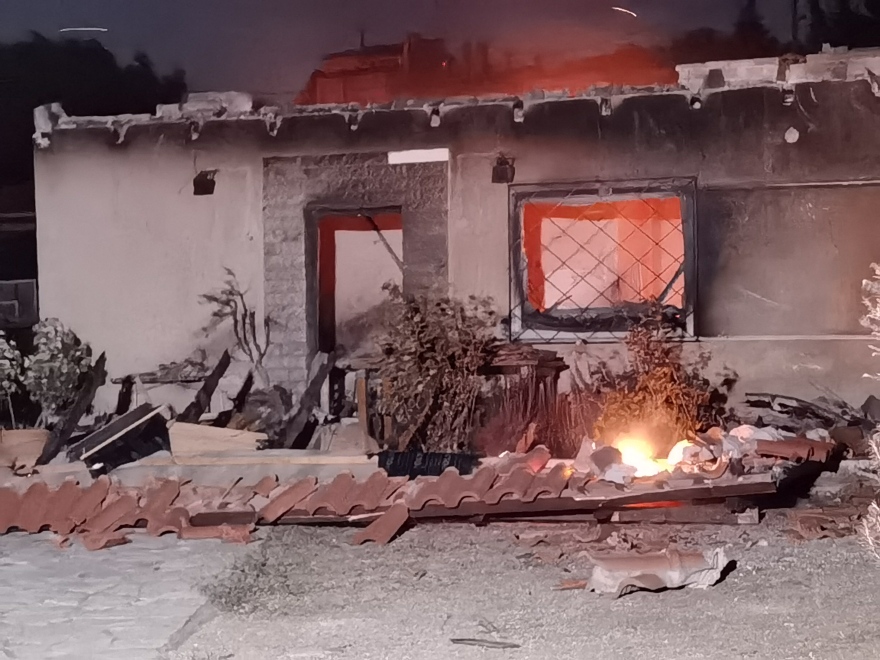 Δείτε ό,τι απέμεινε από σπίτι στην Παλαιά Πεντέλη μετά το πέρασμα της φωτιάς