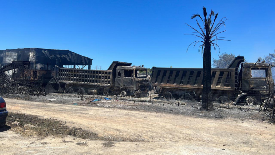 Φωτιά στην Πεντέλη: Καμένα σπίτια, οχήματα κι επιχειρήσεις αφήνει πίσω της η πυρκαγιά 