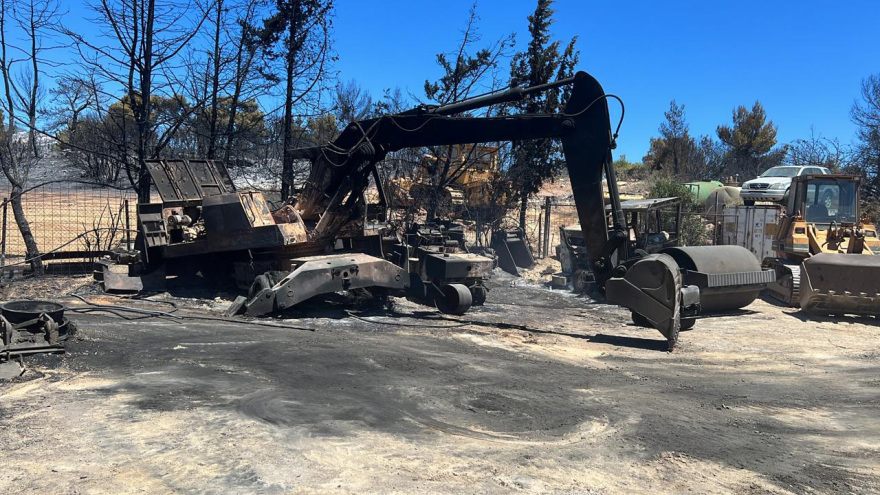 Φωτιά στην Πεντέλη: Καμένα σπίτια, οχήματα κι επιχειρήσεις αφήνει πίσω της η πυρκαγιά 